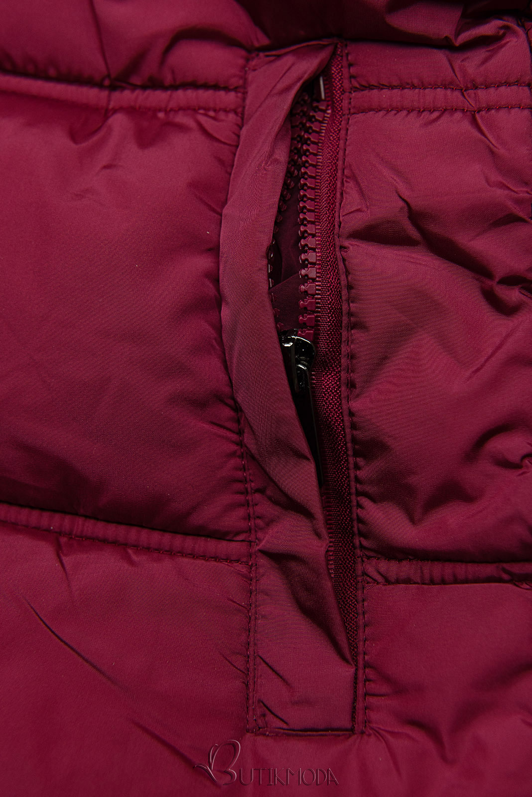 Burgundi vörös színű téli kabát steppelt kivitelben