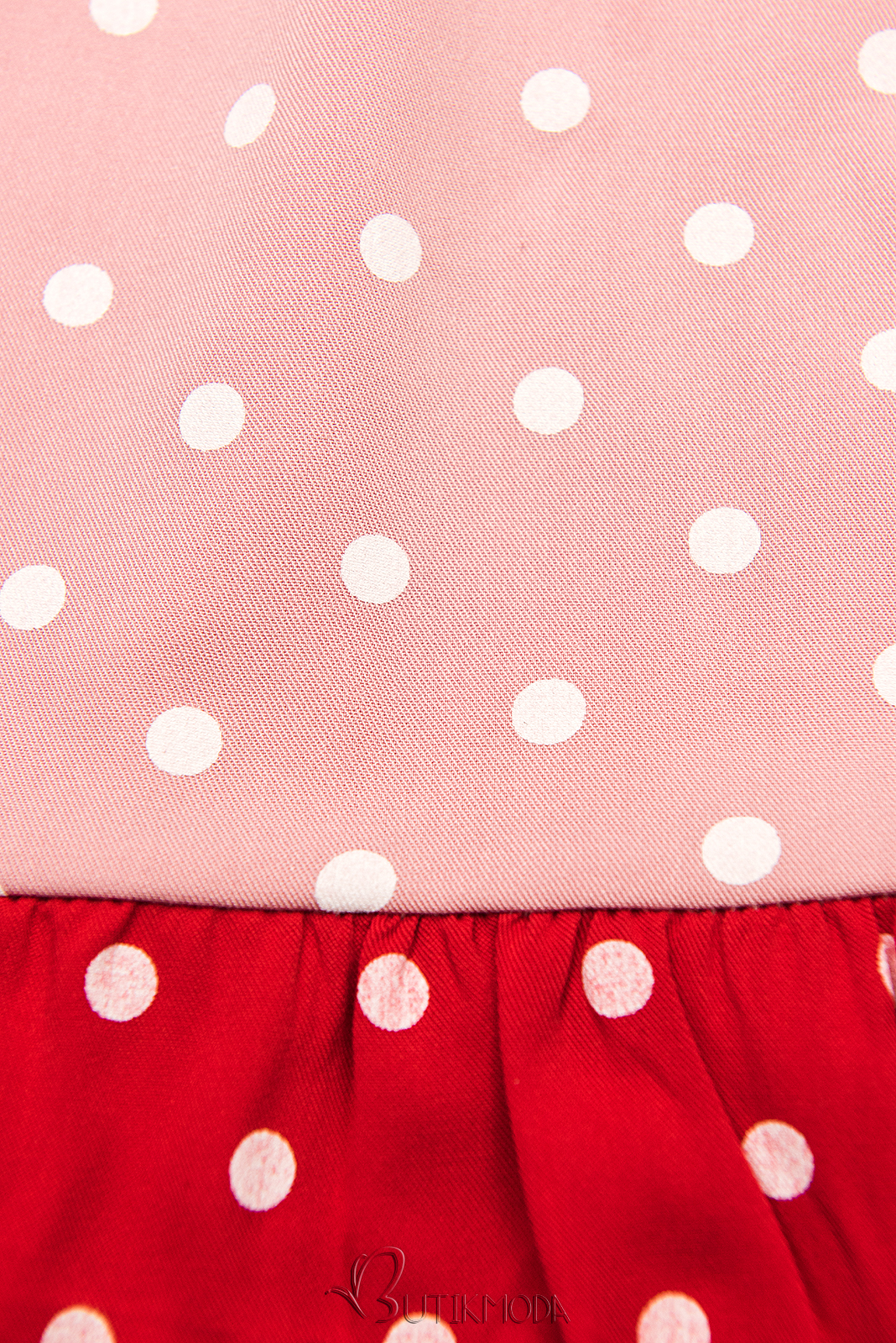 Fehér, piros és rózsaszínű pöttyös viszkóz ruha