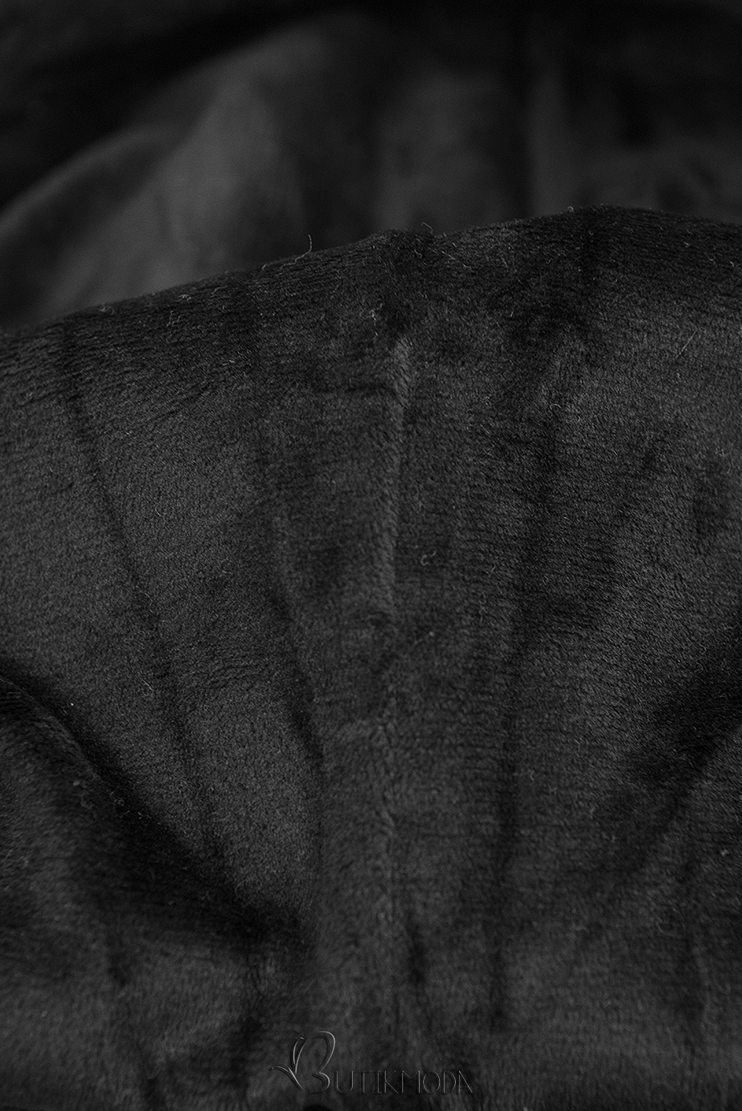 Fekete színű felső bársony kapucnival