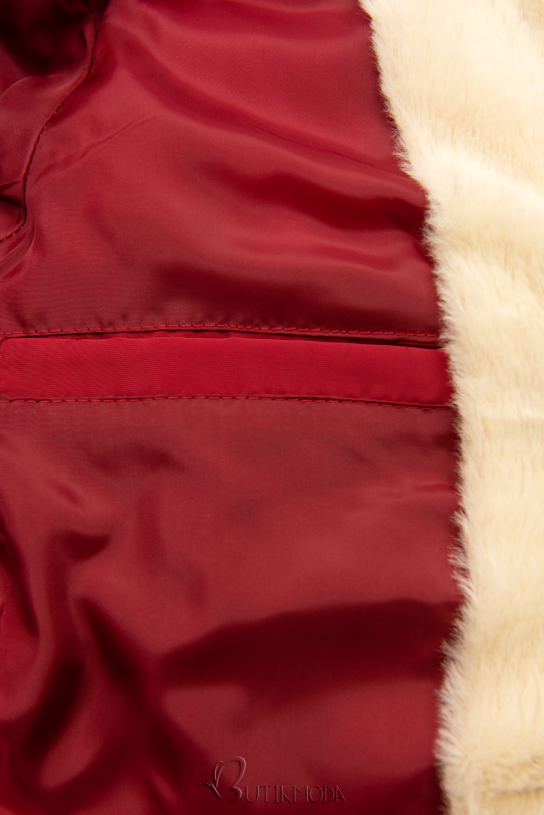 Piros színű steppelt kabát parka fazonban