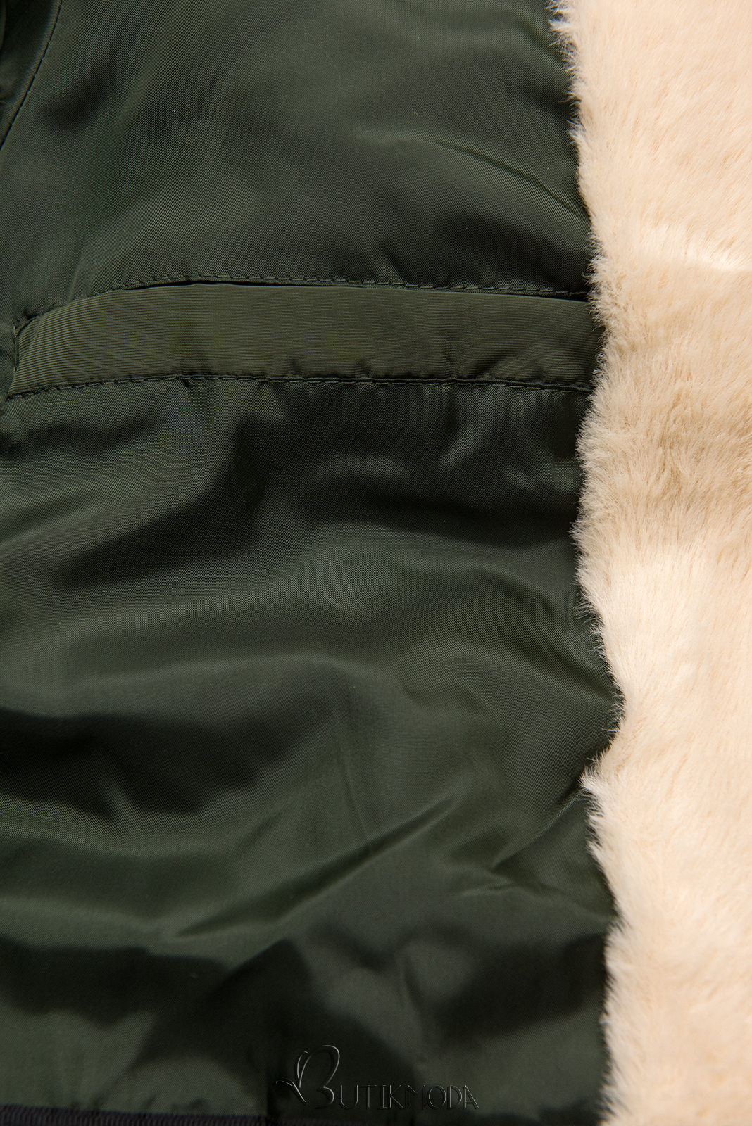 Sötétzöld színű steppelt kabát parka fazonban