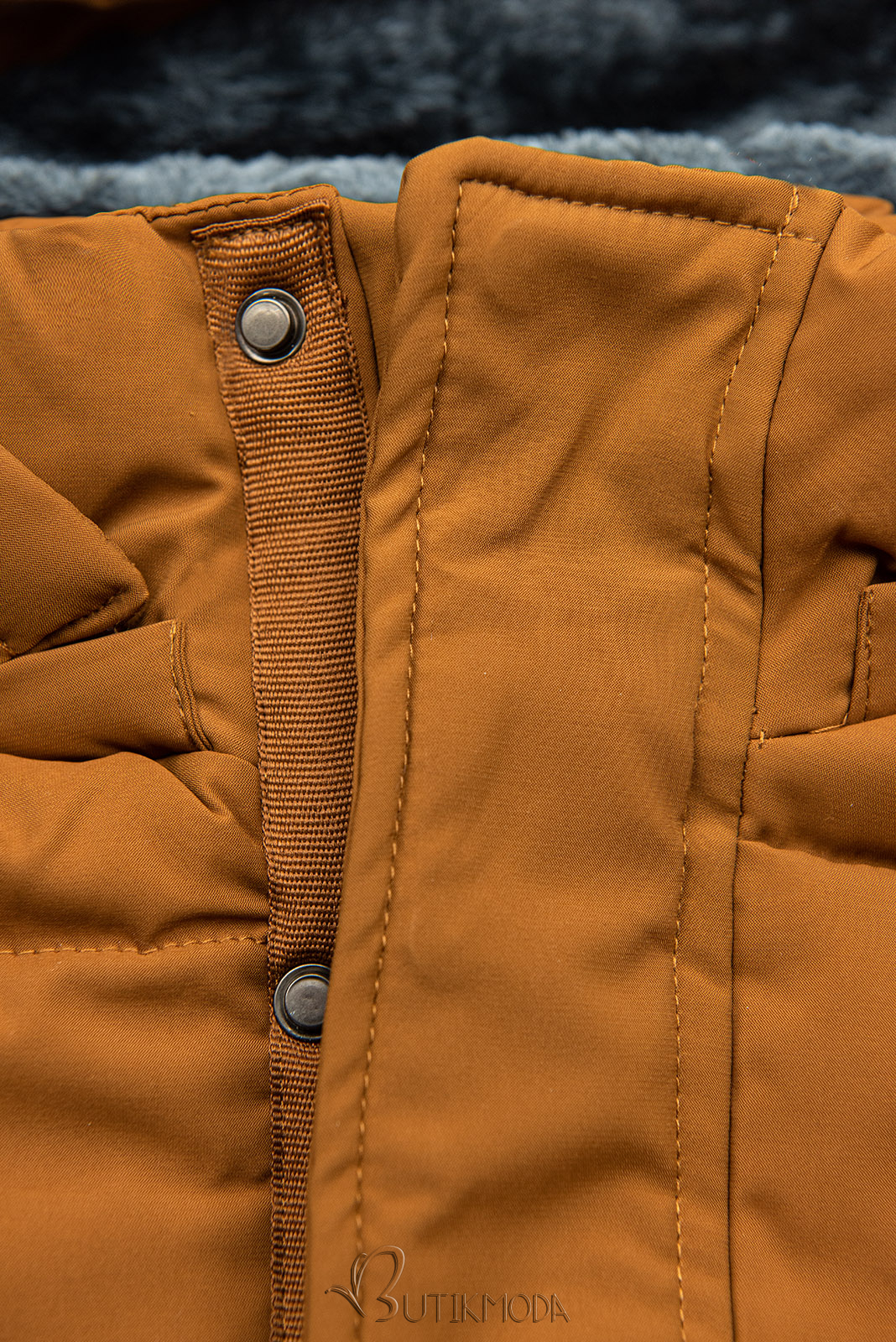 Karamellszínű steppelt téli kabát kapucnival