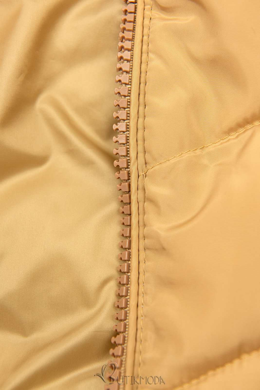 Homokbarna színű steppelt kabát az őszi/téli szezonra