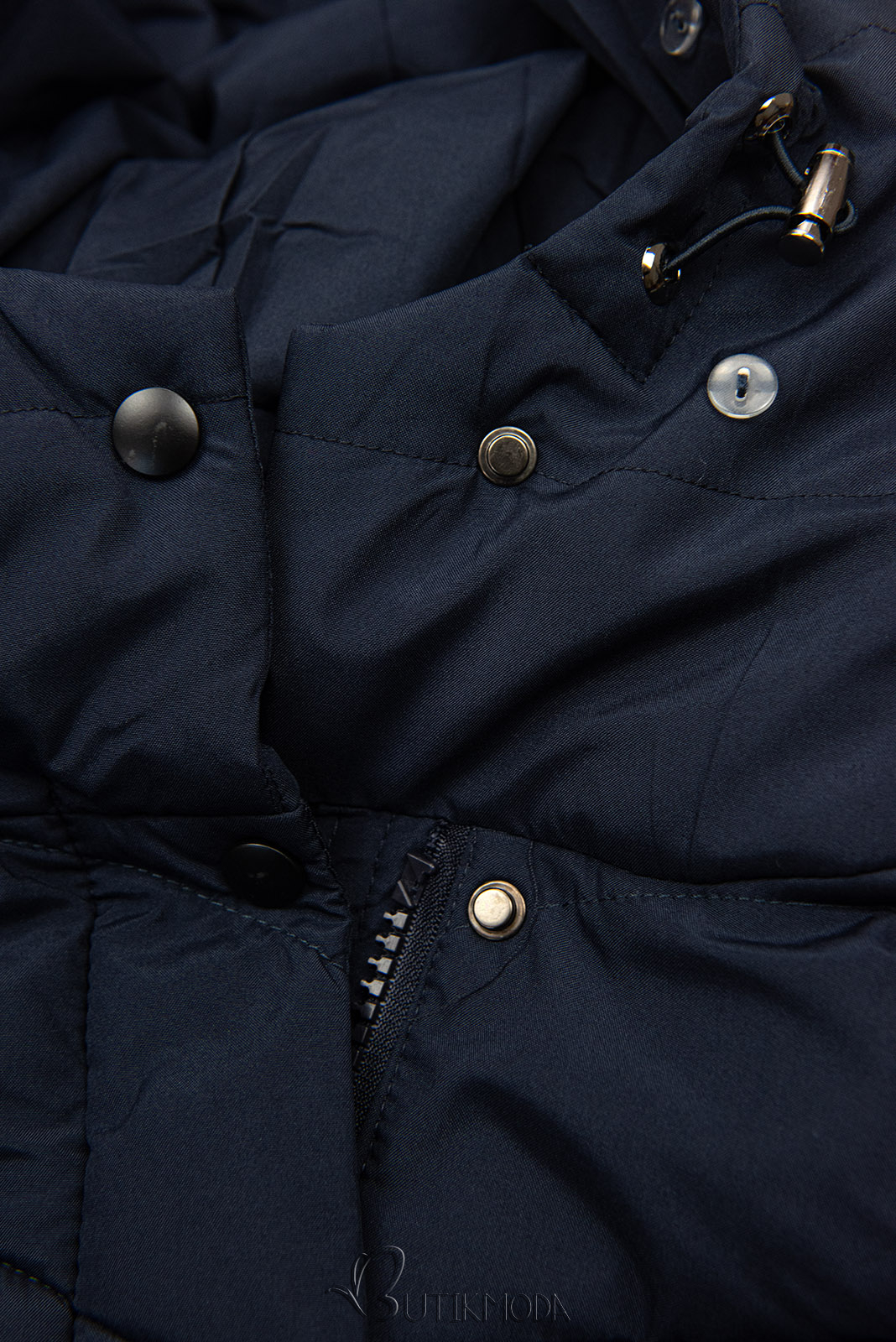Szélesebb csípőre tervezett sötétkék színű téli kabát