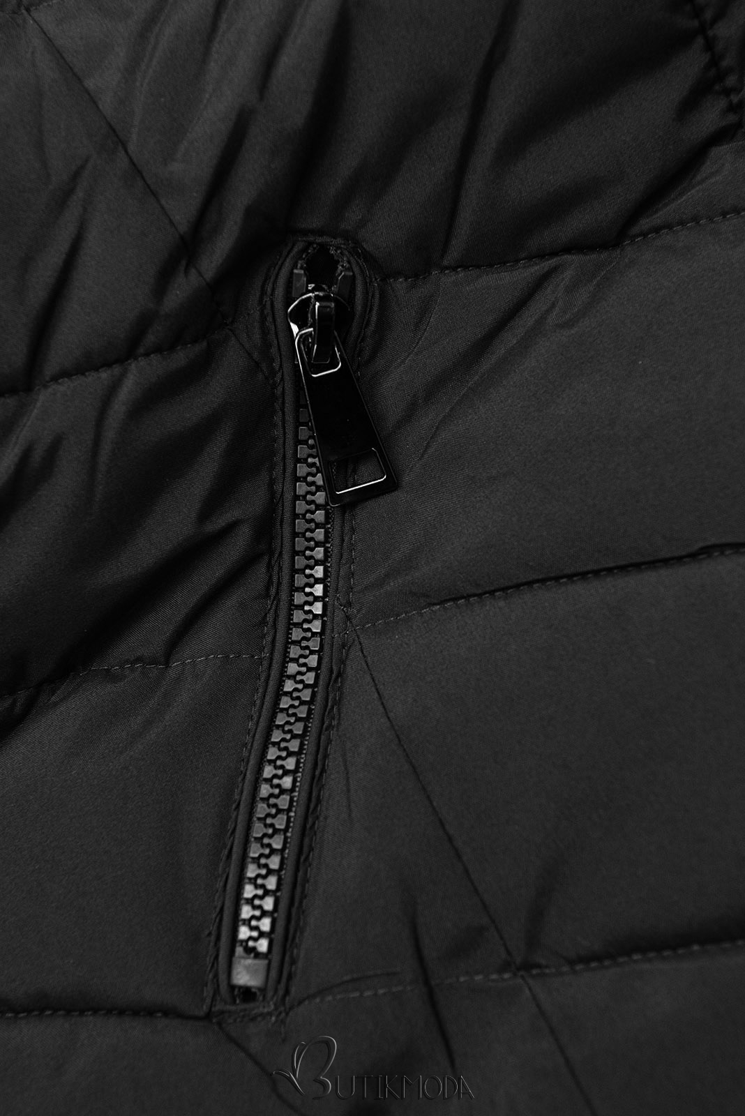 Szélesebb csípőre tervezett fekete színű téli kabát