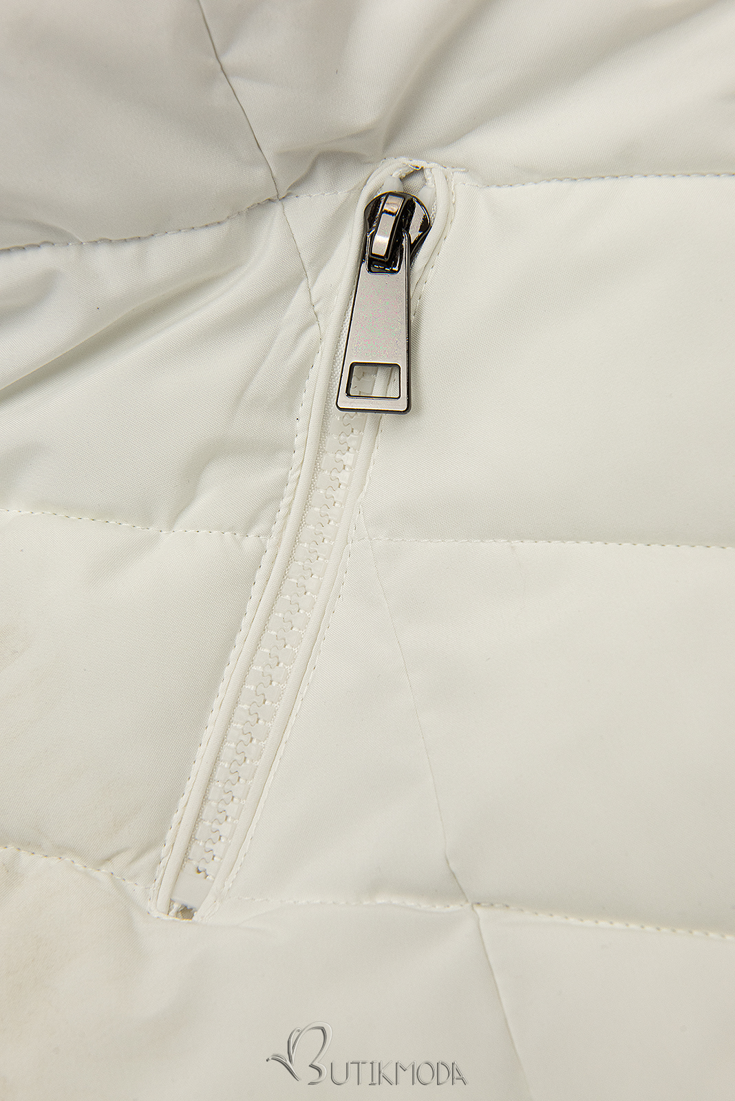 Szélesebb csípőre tervezett krémfehér színű téli kabát