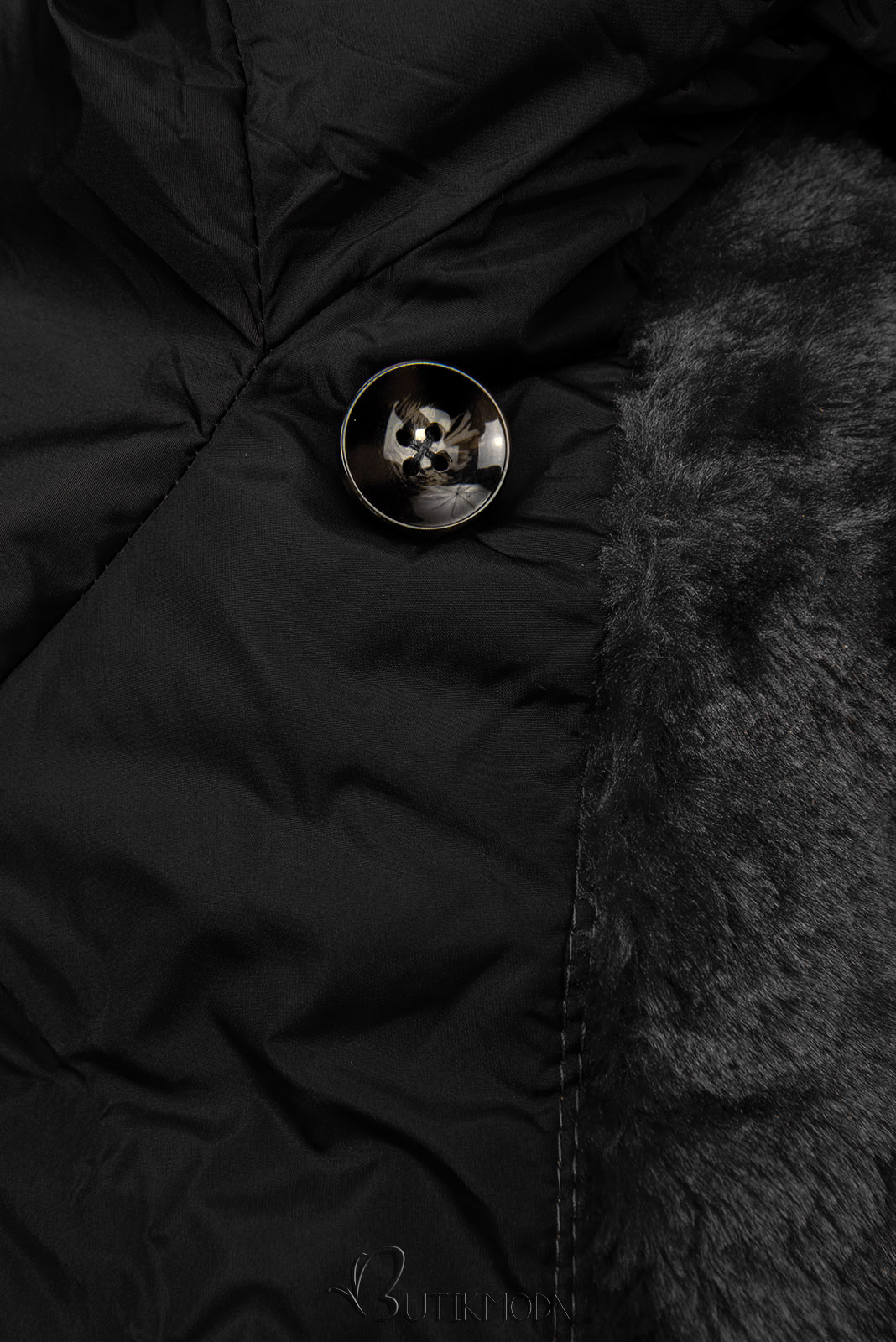Fekete színű steppelt téli kabát magas gallérral