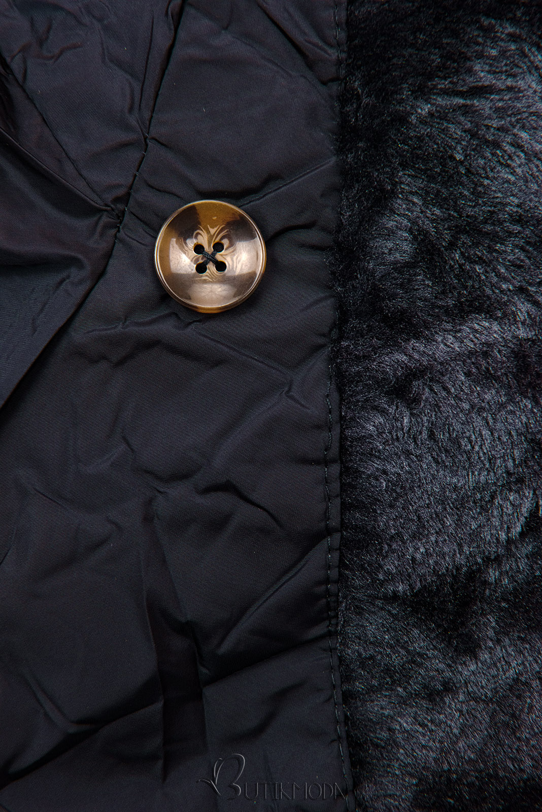 Sötétkék színű steppelt téli kabát magas gallérral