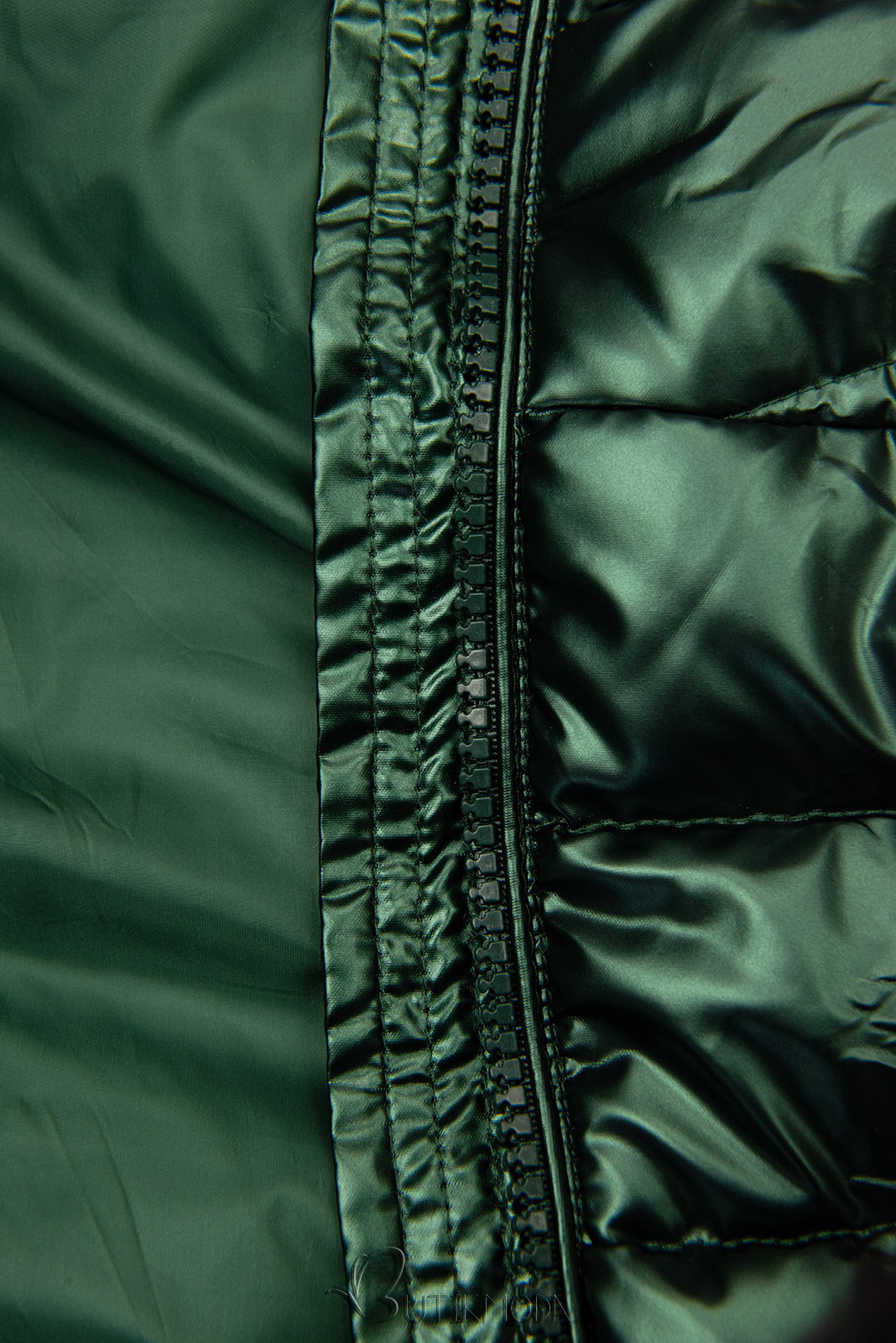Smaragdzöld színű fényes téli kabát levehető műszőrmével