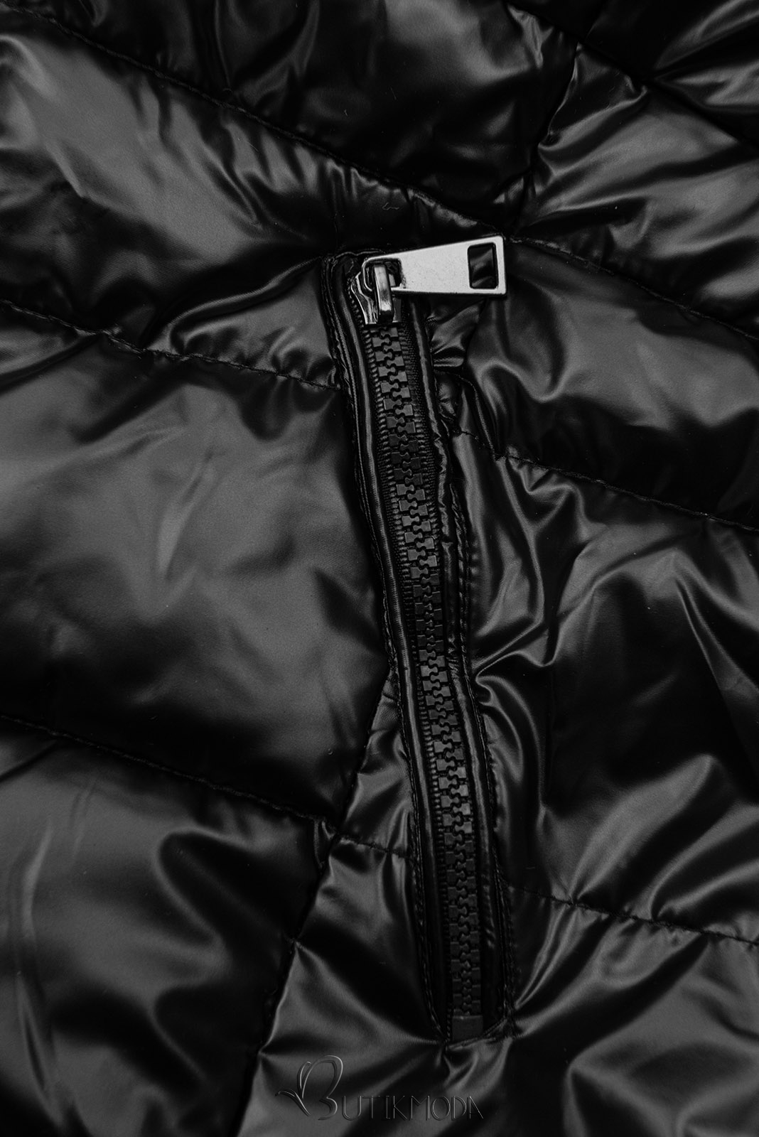 Fekete színű fényes téli kabát levehető műszőrmével
