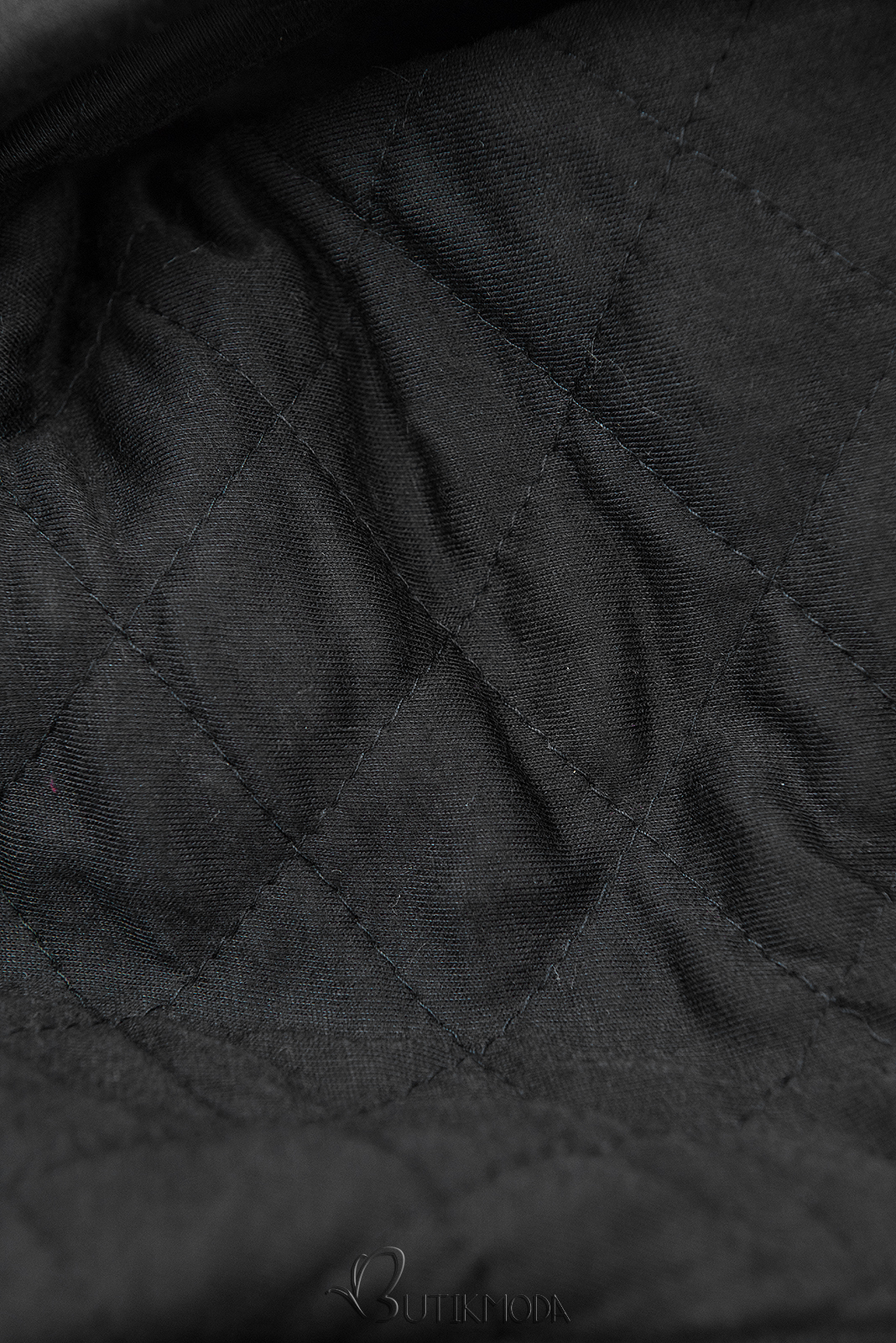 Fekete színű hosszított felső steppelt kapucnival
