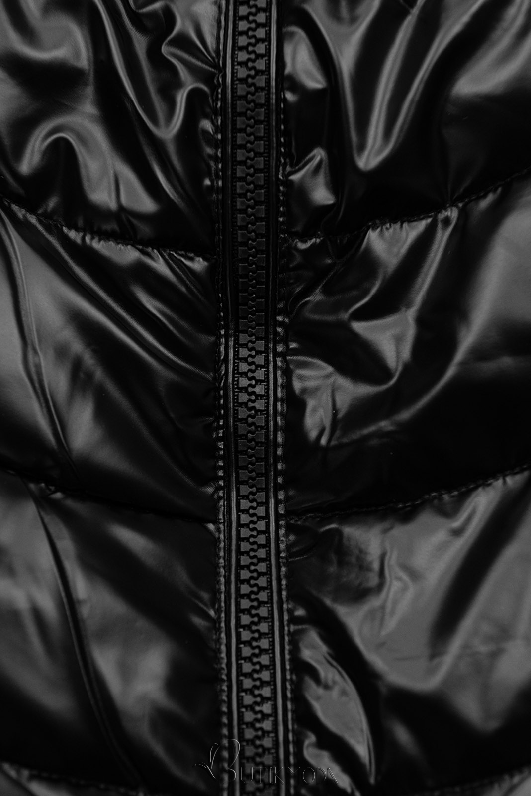 Fekete színű téli kabát steppelt megjelenésben