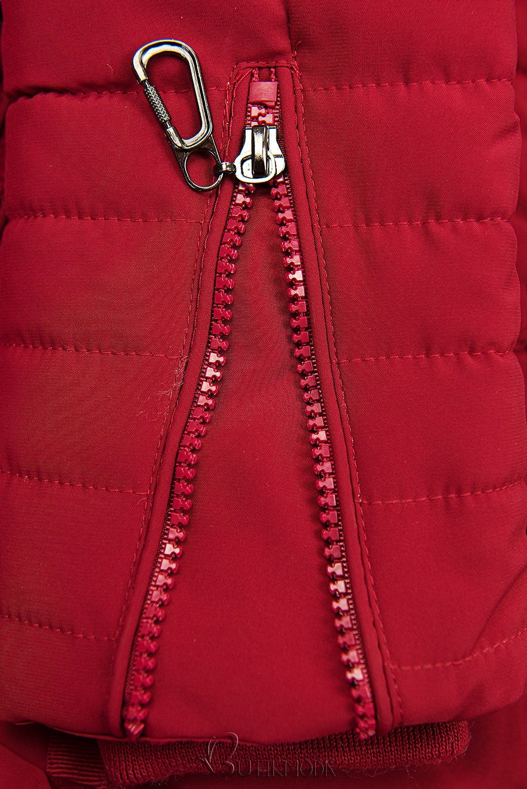 Piros színű steppelt téli kabát kapucnival