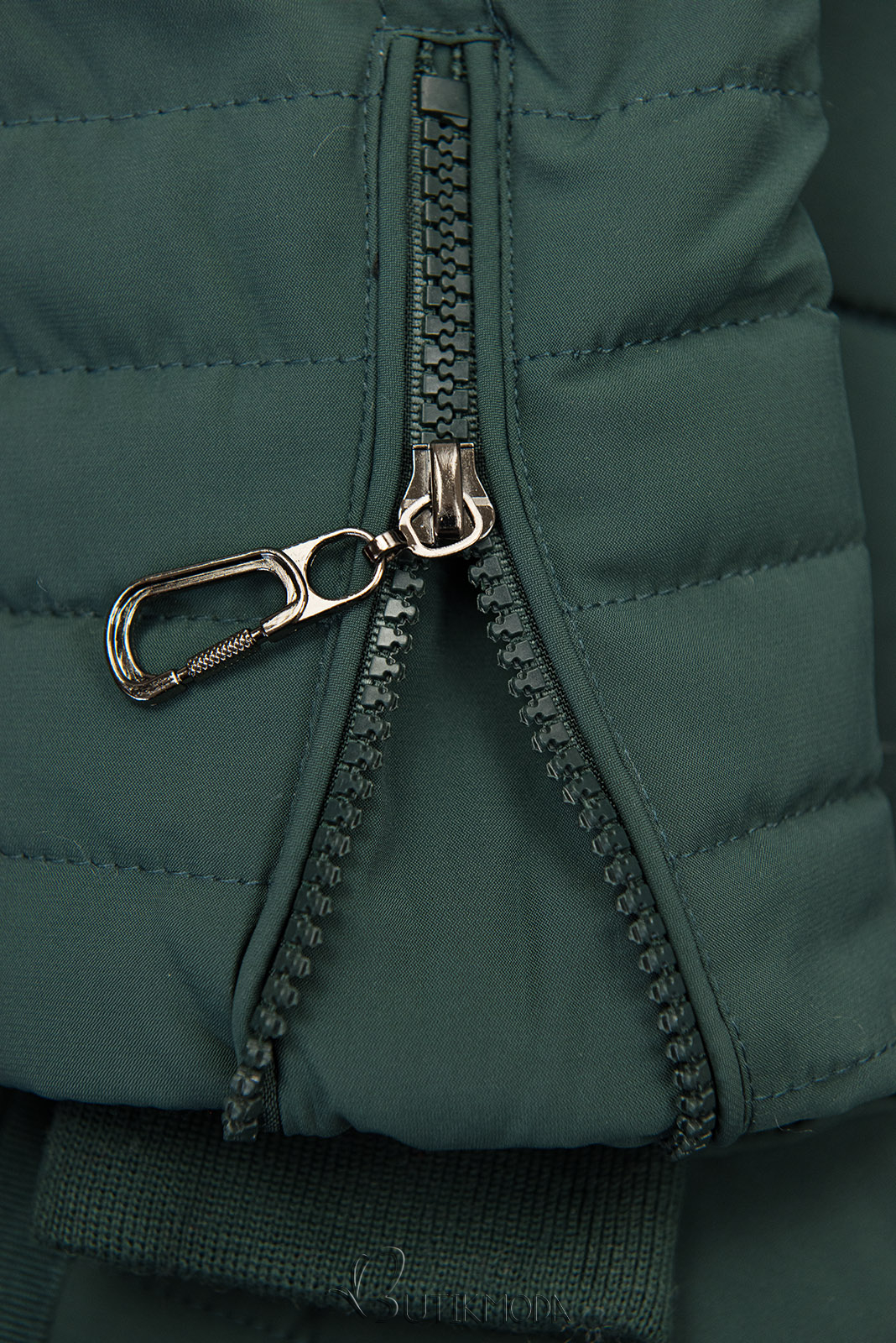 Sötétzöld színű steppelt téli kabát kapucnival