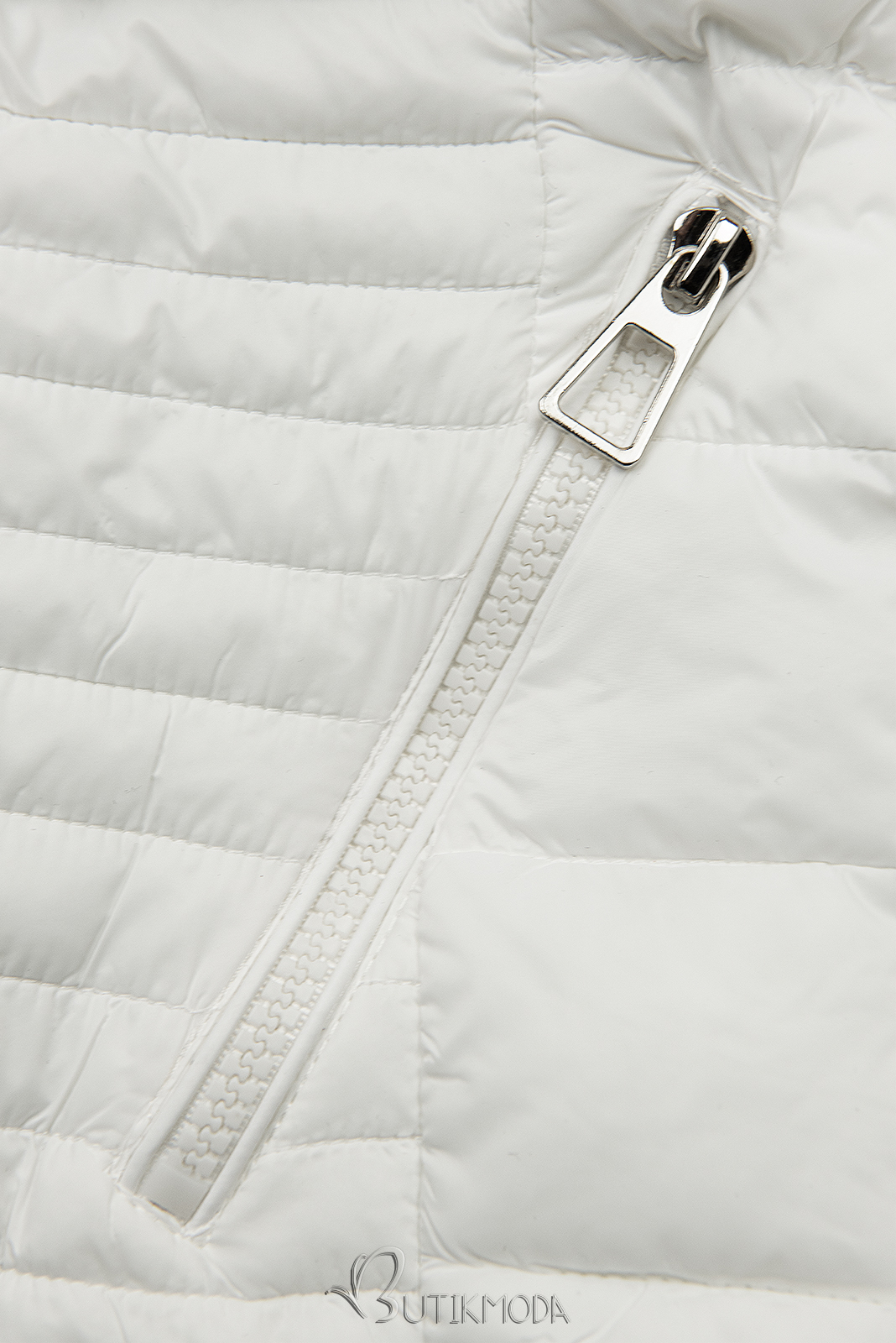 Fehér színű dzseki az átmeneti időszakra