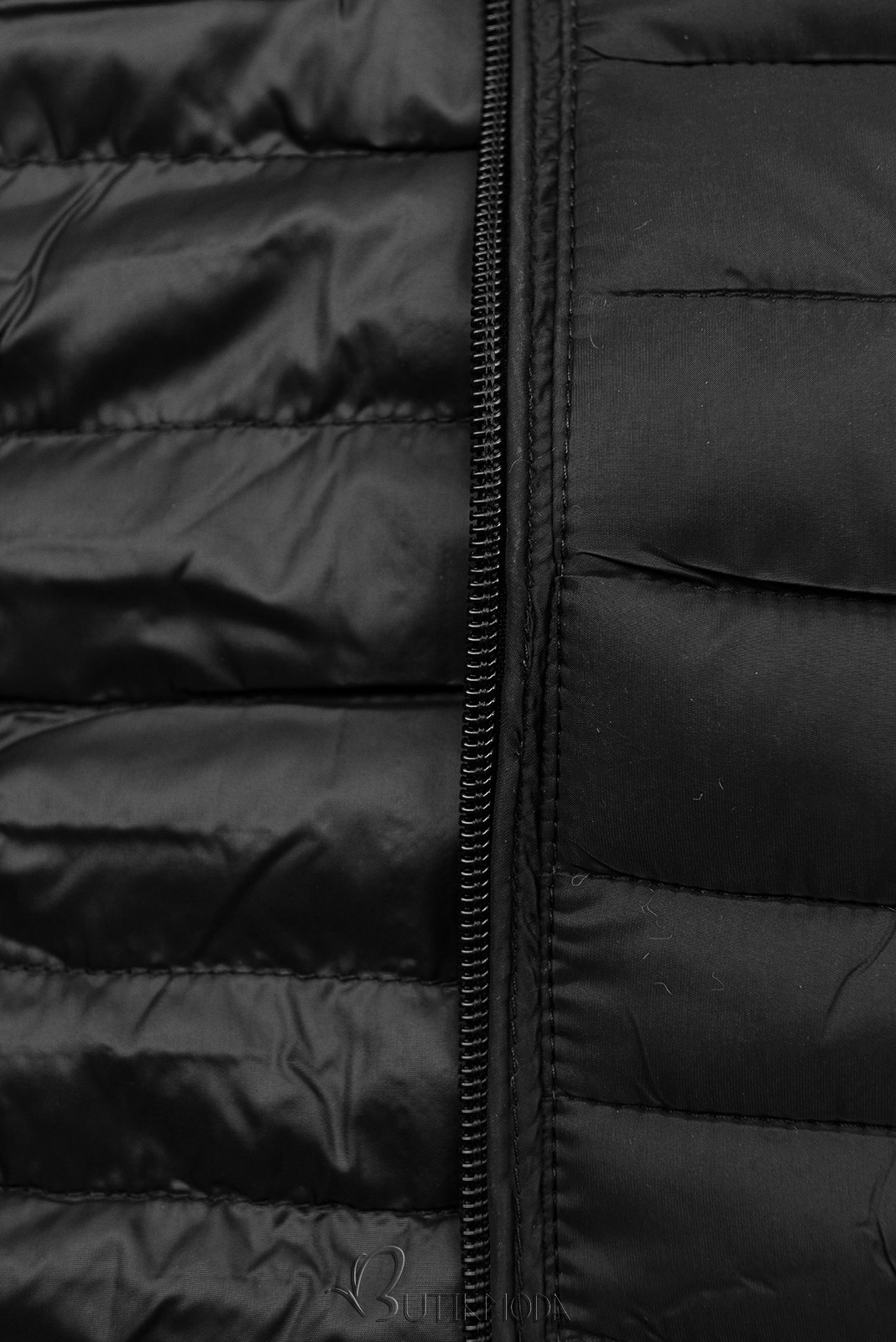 Fekete színű steppelt dzseki az átmeneti időszakra