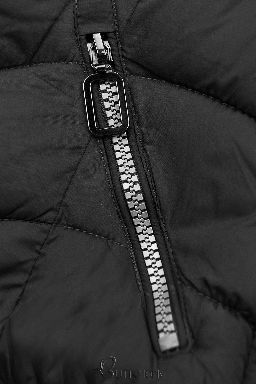 Fekete színű steppelt kabát meleg plüss béléssel