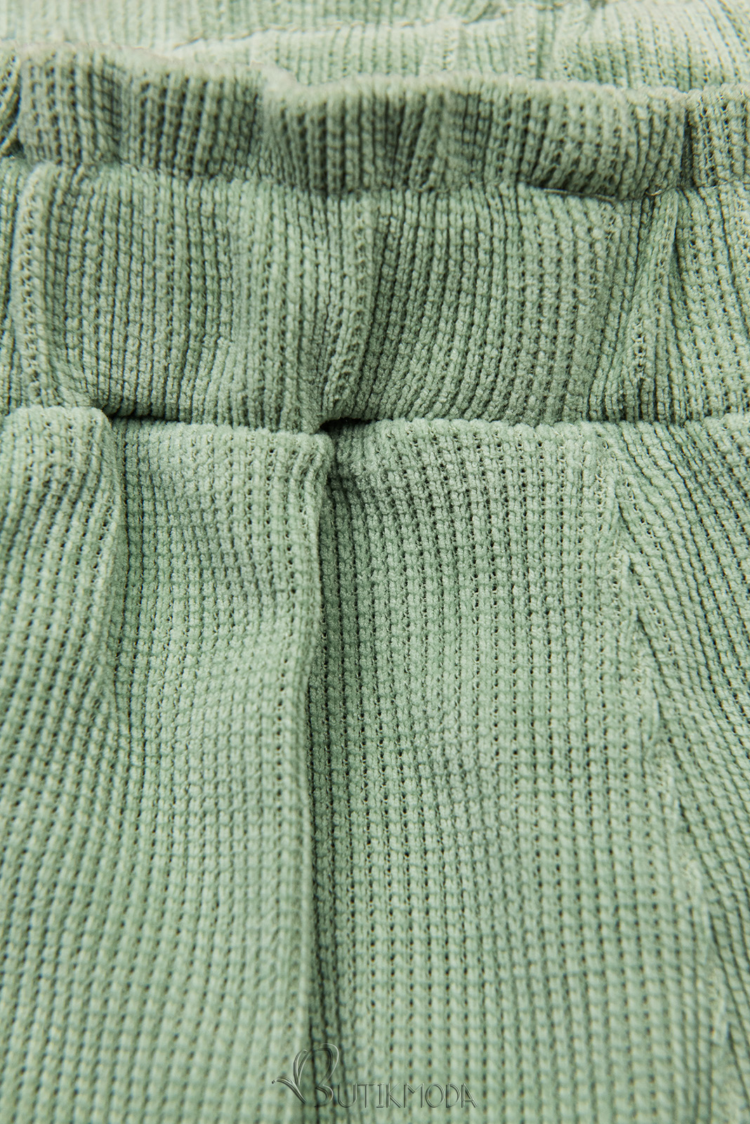Világoszöld színű laza nadrág derekán gumival