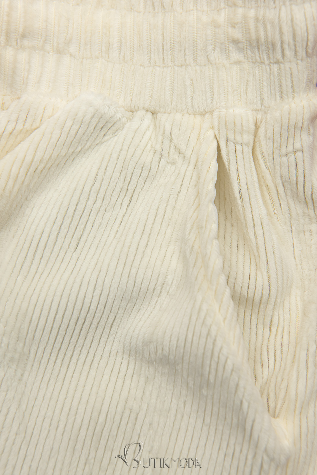 Ekrü színű laza nadrág kordbársony mintával