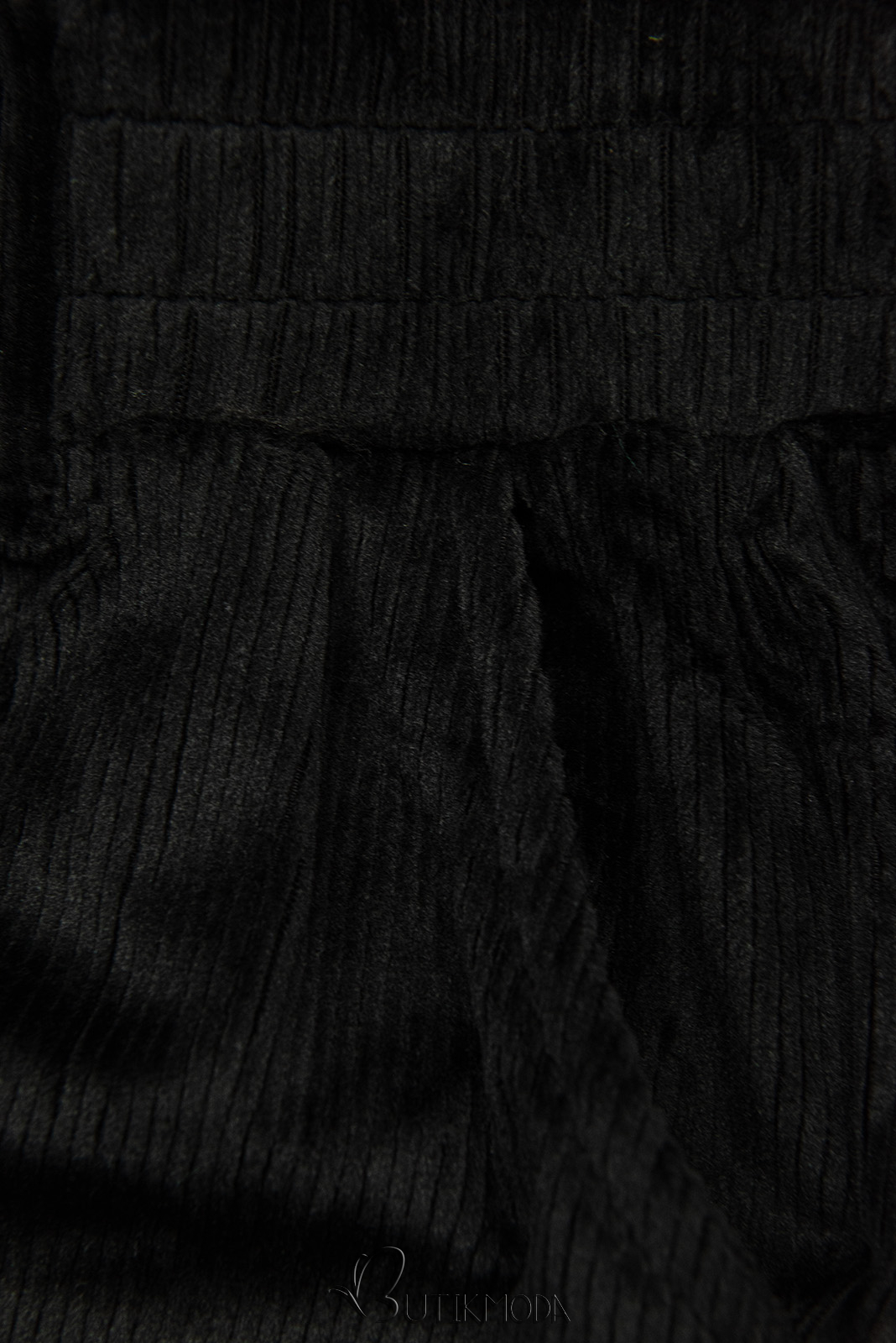 Fekete színű nadrág derékban behúzással