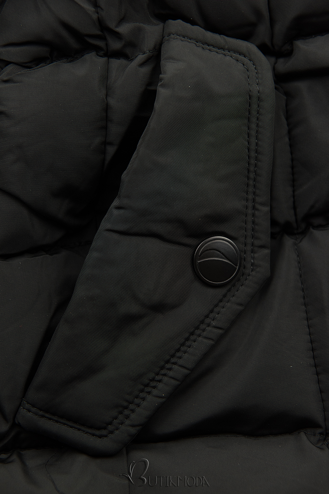 Fekete színű téli kabát plüss gallérral