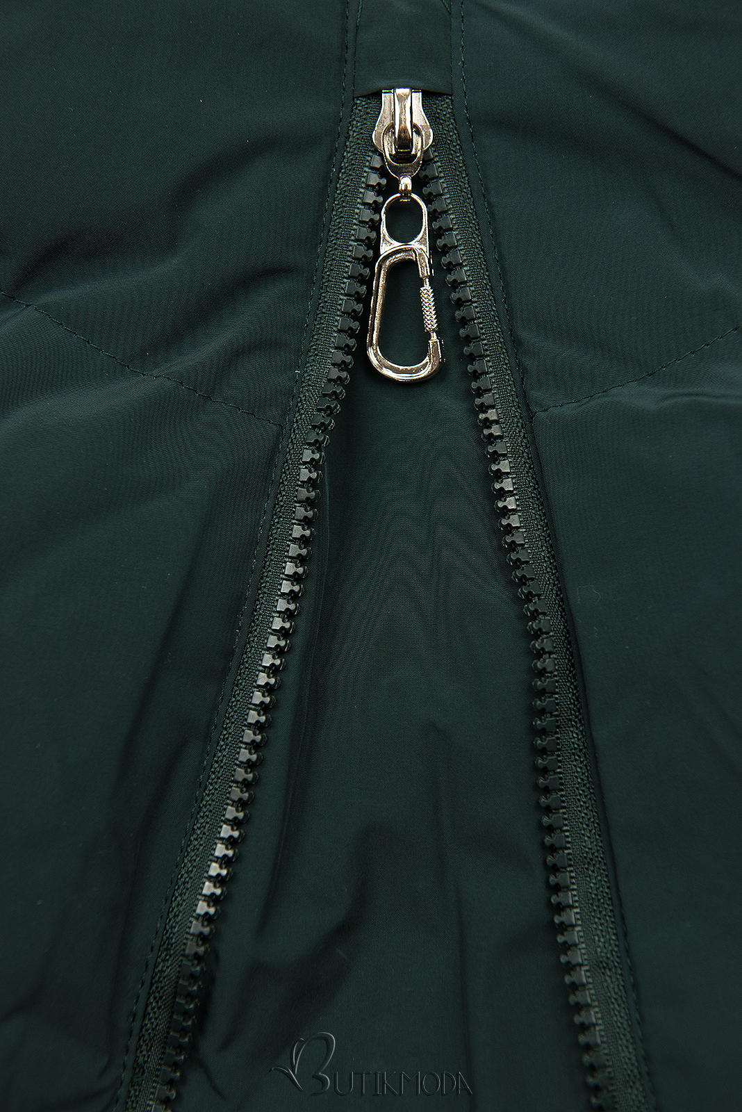 Sötétzöld színű teli kabát hosszított fazonban