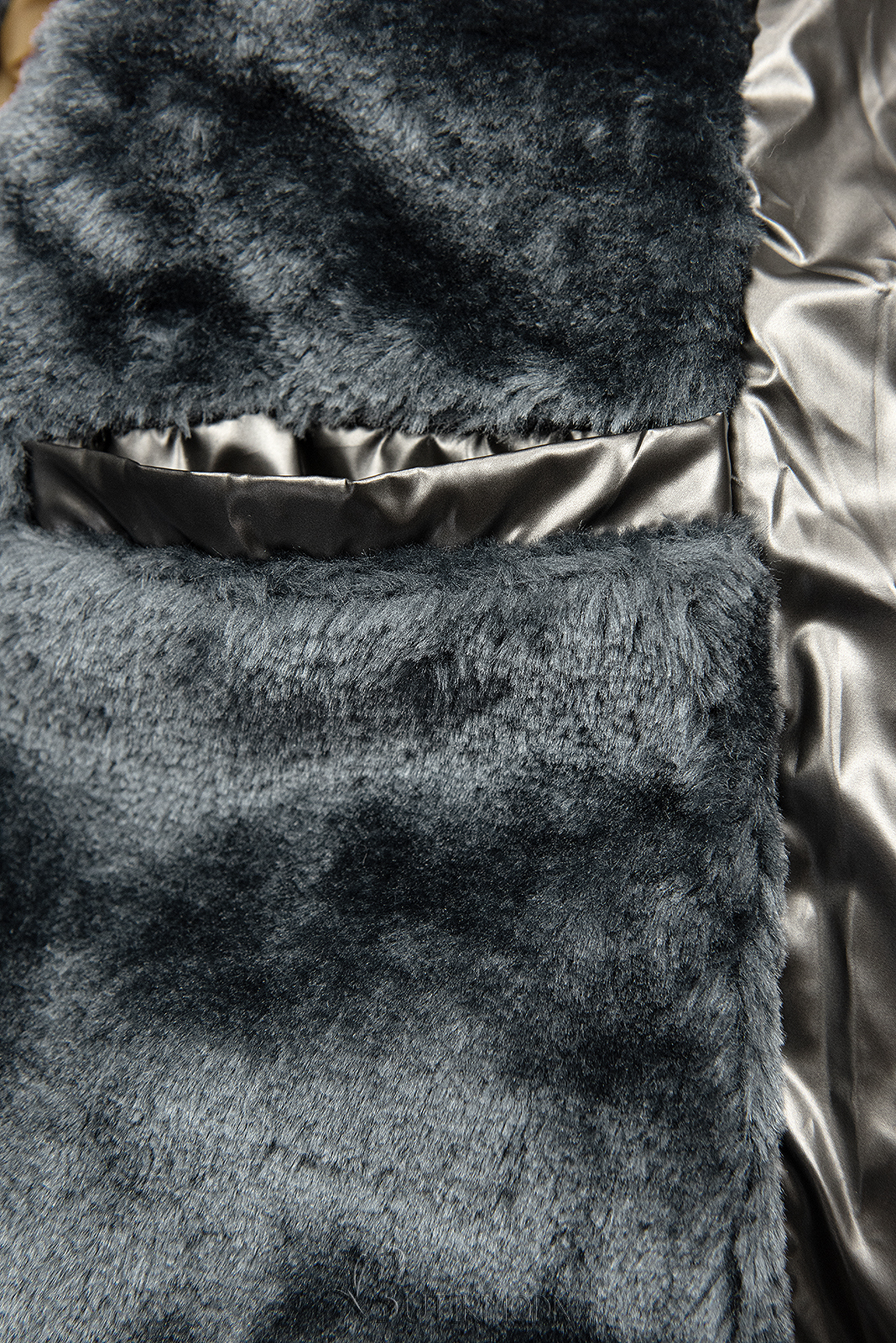 Fekete és szürke színű téli kabát ezüstszürke színű szegéllyel