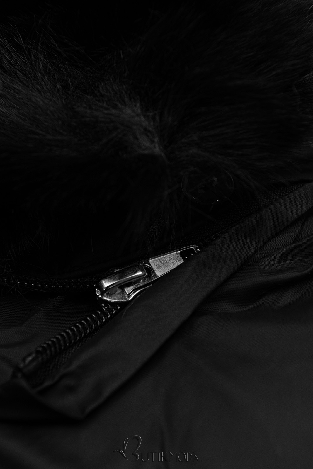 Övtáskával ellátott fekete színű kabát