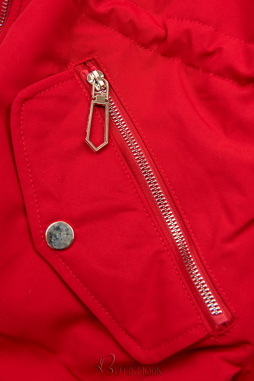 Piros színű téli kabát barna színű műszőrmével