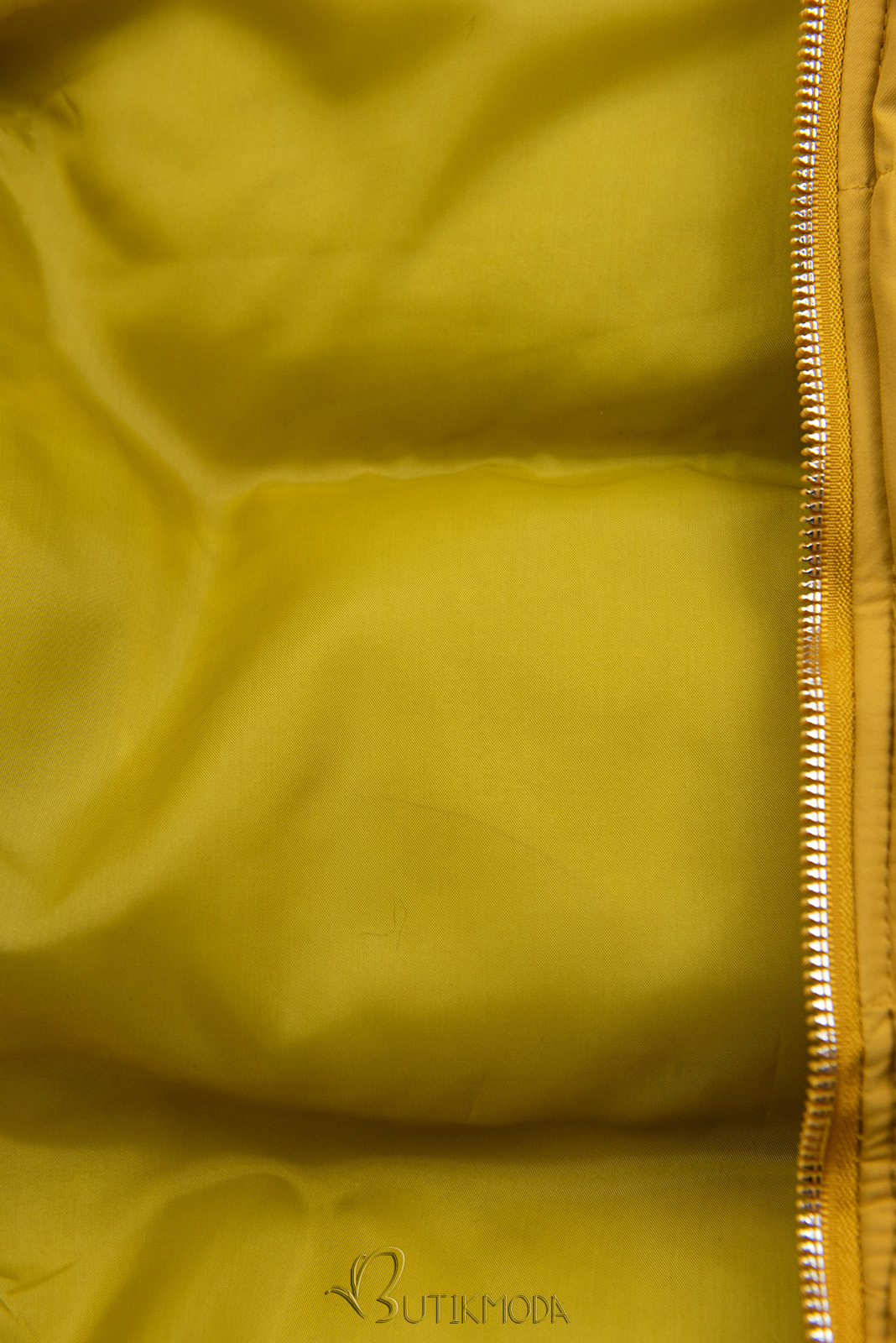 Sárga színű stepplet mellény kapucnival