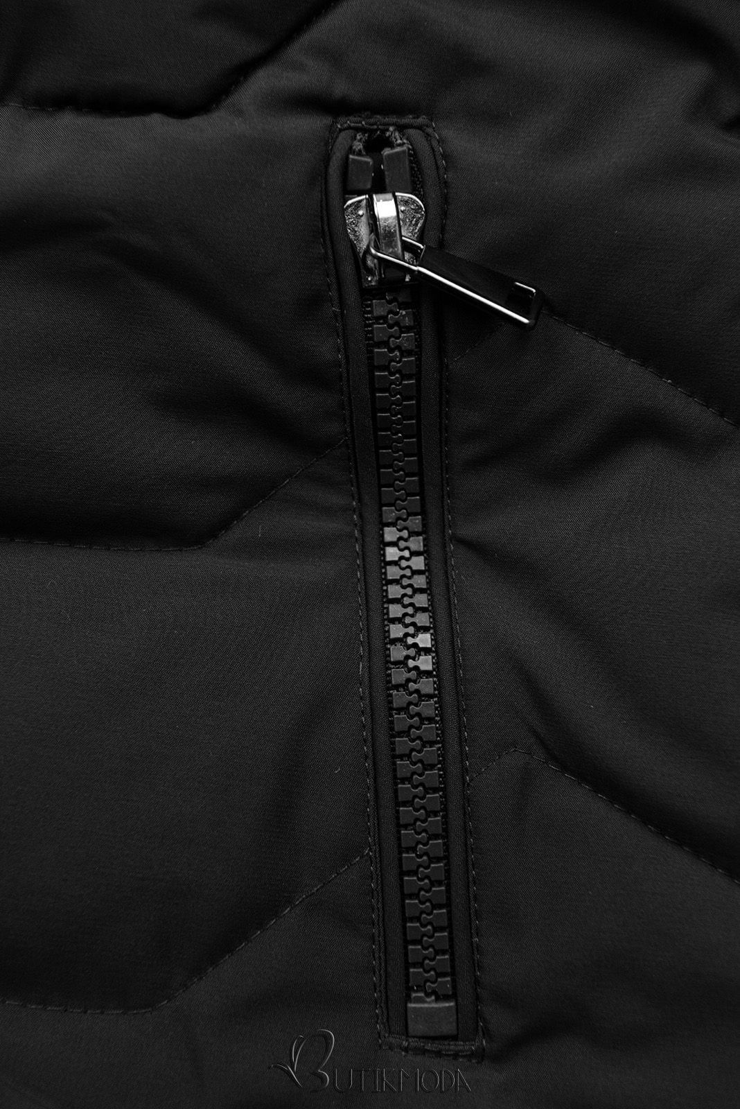 Fekete színű steppelt kabát kapucnival és műszőrmével
