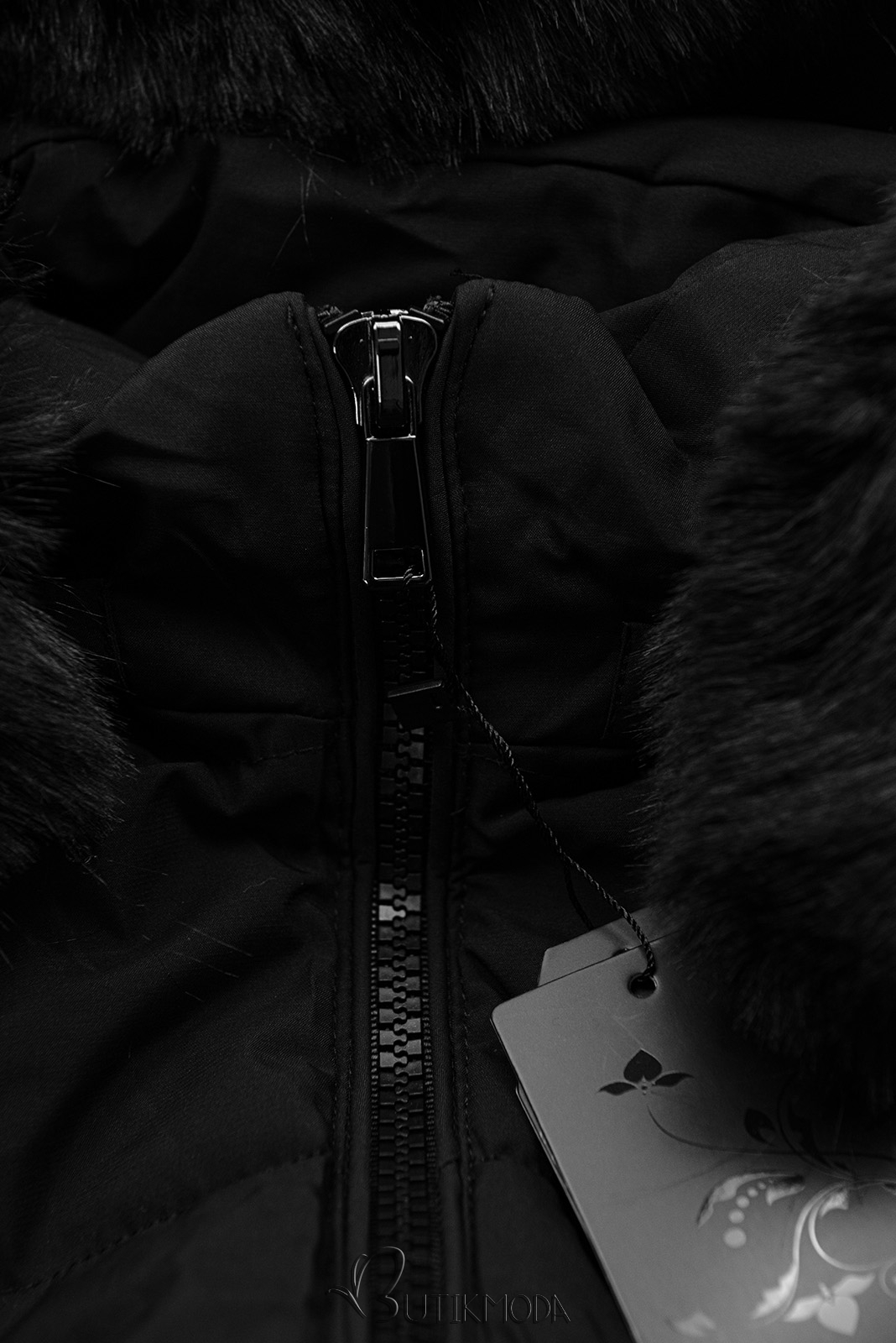 Fekete színű steppelt kabát kapucnival és műszőrmével