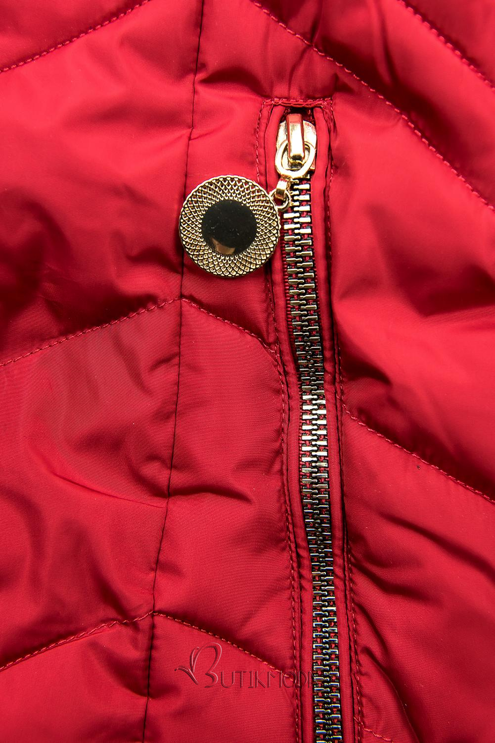 Piros színű steppelt kabát az őszi/téli időszakra