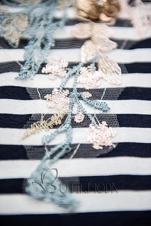 Kék és fehér színű ruha virágmintás díszítéssel II.