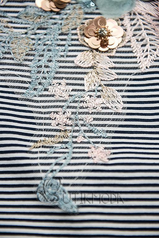 Kék és fehér színű ruha virágmintás díszítéssel IV.
