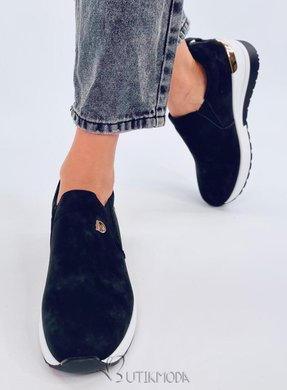 Fekete színű tornacipő sarokkal