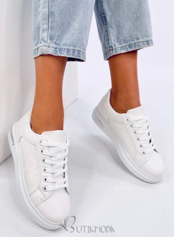 Fehér színű tornacipő dombornyomott mintával