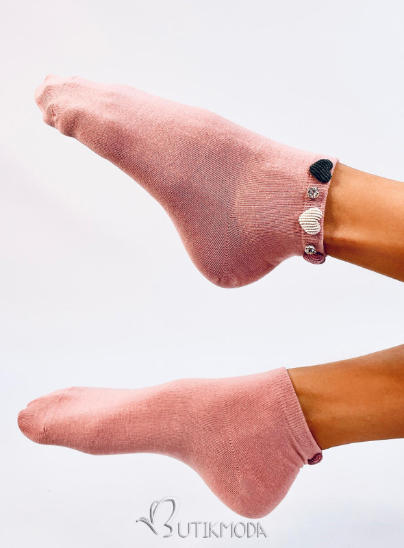 Rózsaszínű zokni szívecskékkel
