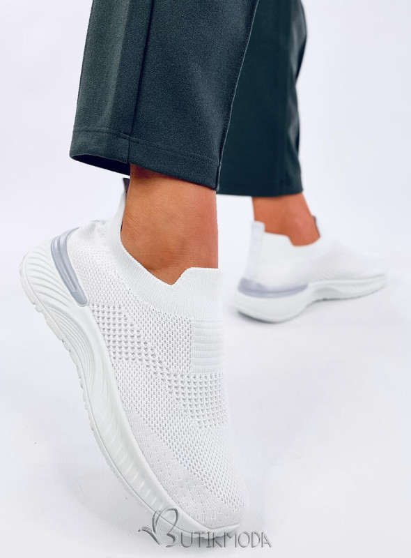 Fehér színű tornacipő elasztikus felülettel