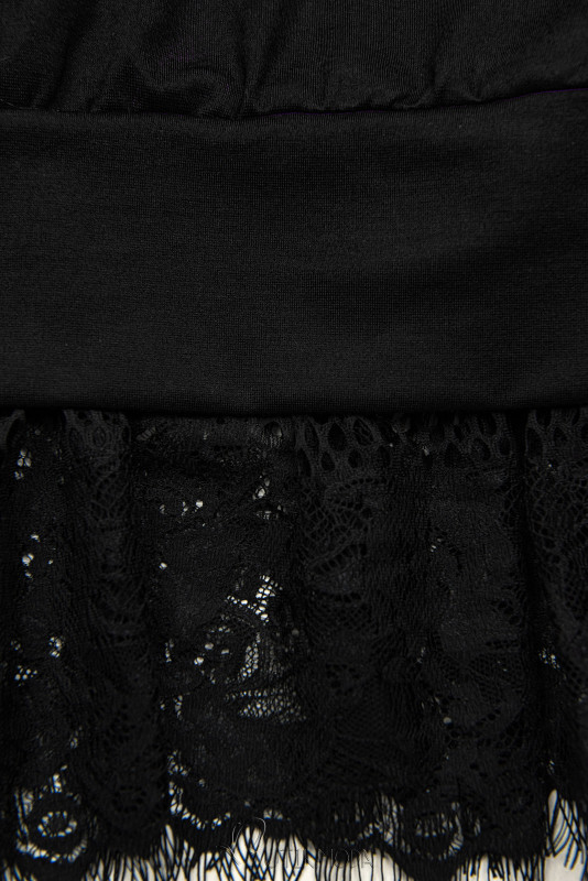 Fekete színű pulóverruha csipkével