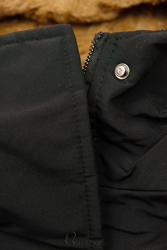 Fekete színű parka kapucniján műszőrmével