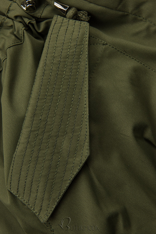 Olívazöld színű kabát magas gallérral és műszőrmével