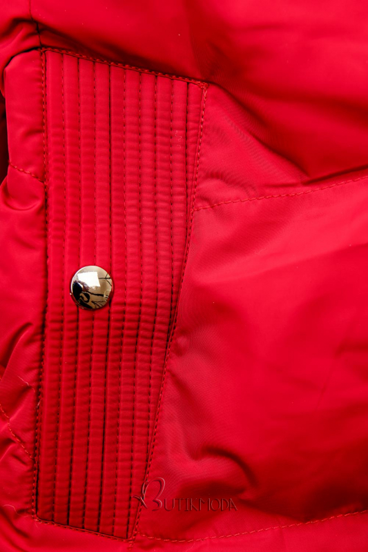 Piros színű kabát fekete színű szegéllyel