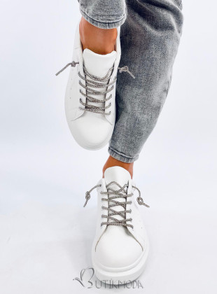 Fehér színű tornacipő ezüstszínű fűzővel