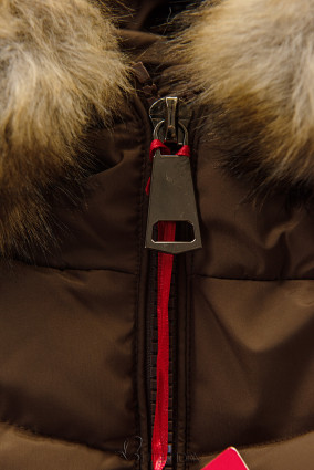 Csokoládébarna színű steppelt téli kabát műszőrmével