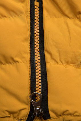 Mustársárga színű steppelt kabát plüss béléssel