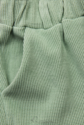 Világoszöld színű laza nadrág derekán gumival