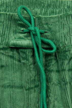 Zöld színű nadrág derékban behúzással