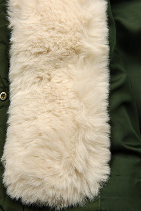 Khaki/krémszínű steppelt téli kabát derékban behúzással