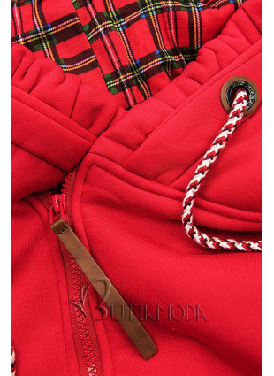 Piros színű felső, kapucniján kockás béléssel
